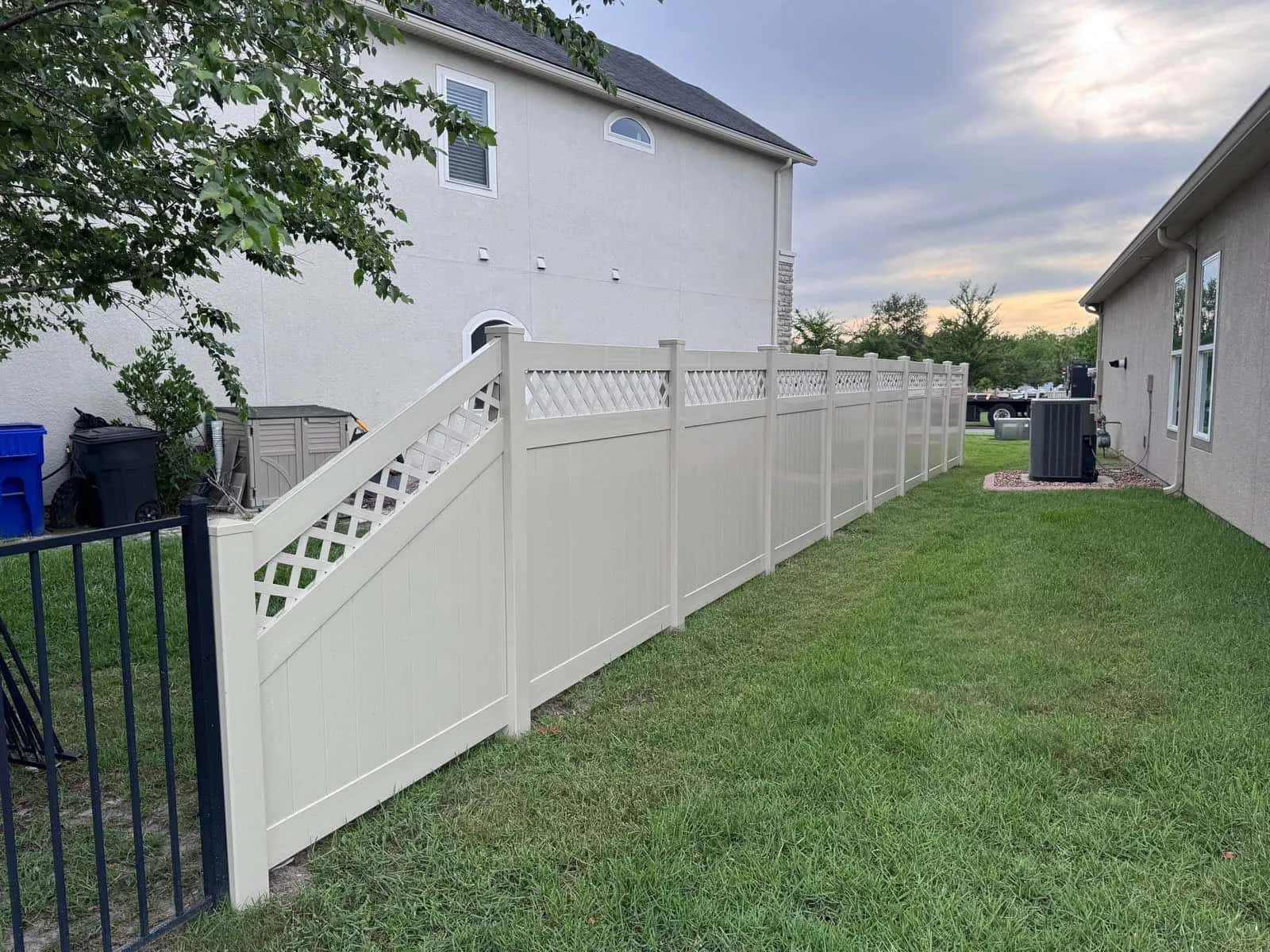 Florida Vinyl Privacy Fence With Lattice Top And Transition To Aluminum Fence