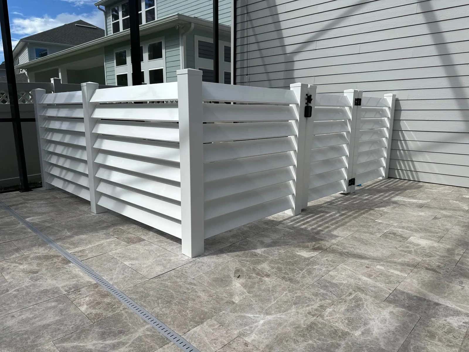 Florida Louvered Vinyl Fence With Gate