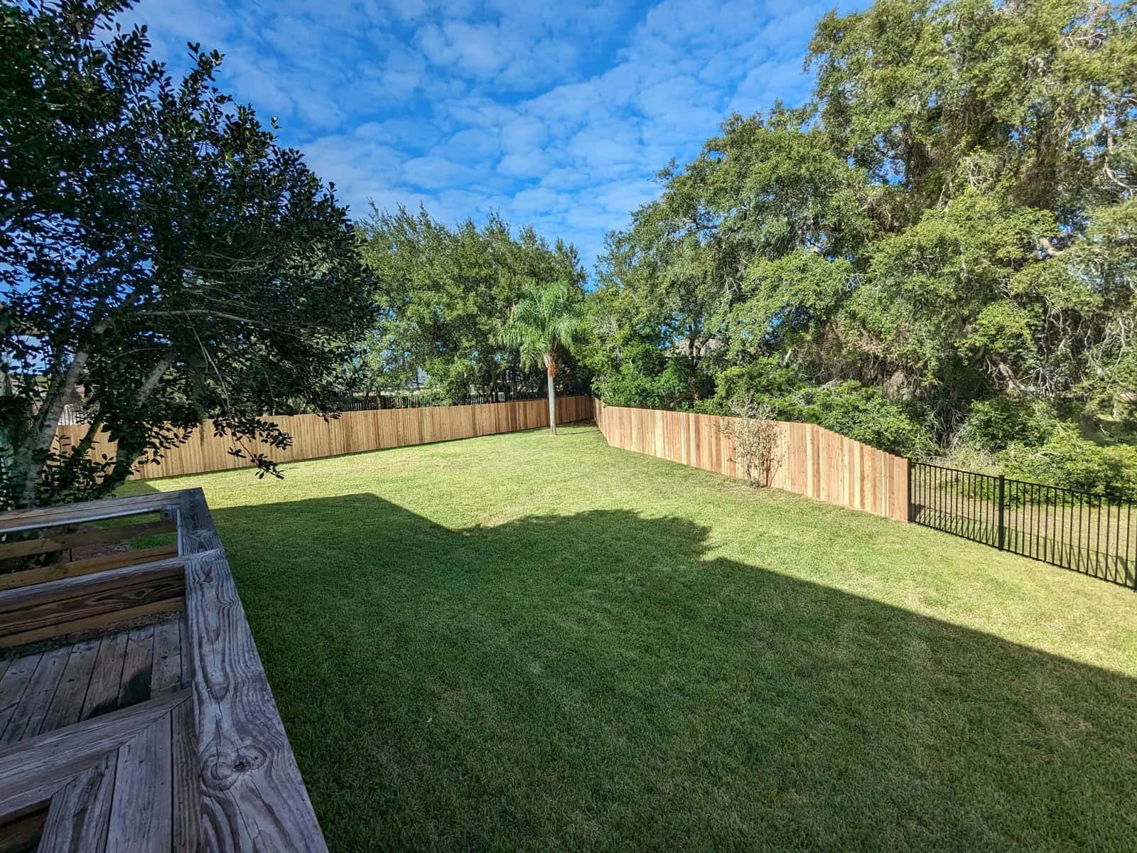 Florida Cedar Wood Stockade Privacy Fence With 2 Rail Aluminum Fence