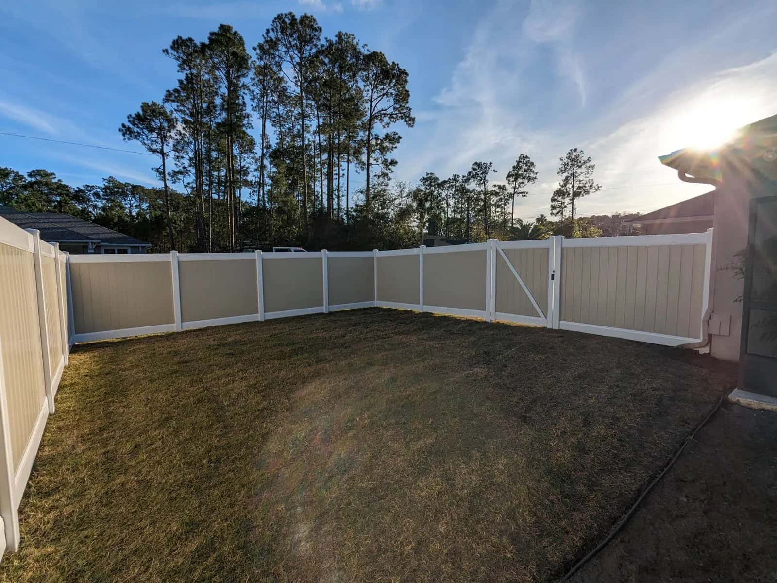 Florida Vinyl Fence Tan Pickets White Posts And Rails Backyard