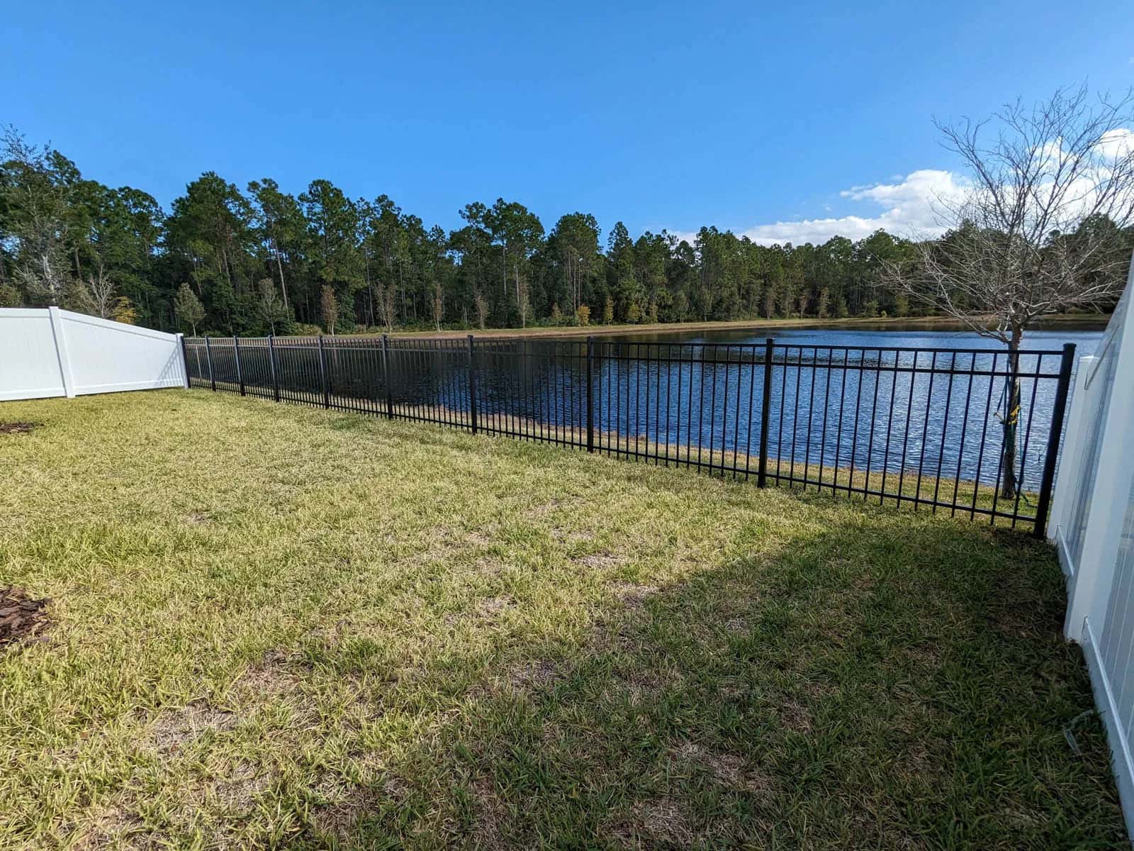 Florida 3 Rail Aluminum Fence Transition To White Vinyl Privacy With Lake