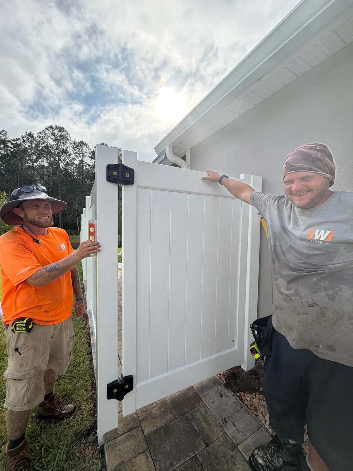Swi Fence Florida Crew Members Installing White Vinyl Privacy Fence Backyard Walk Gate