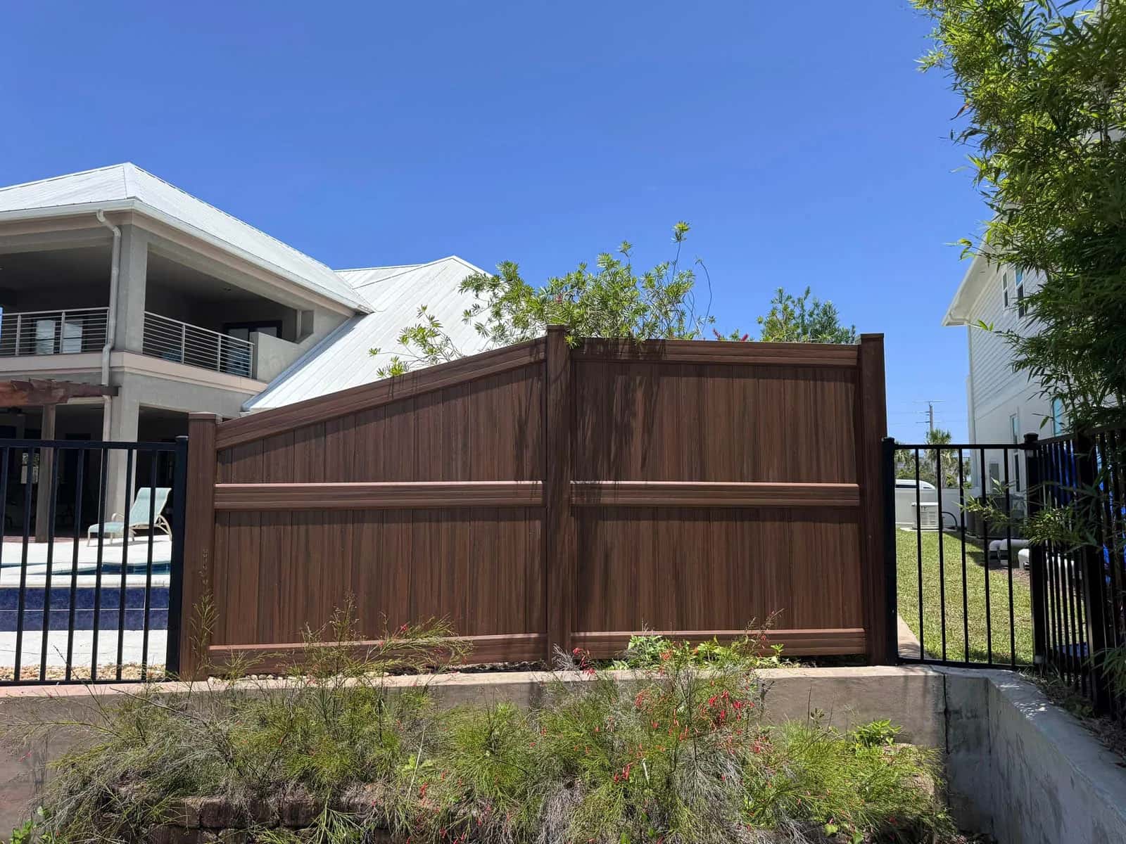 Florida Mocha Walnut Brown Vinyl Fence Transition To 2 Rail Aluminum Fence