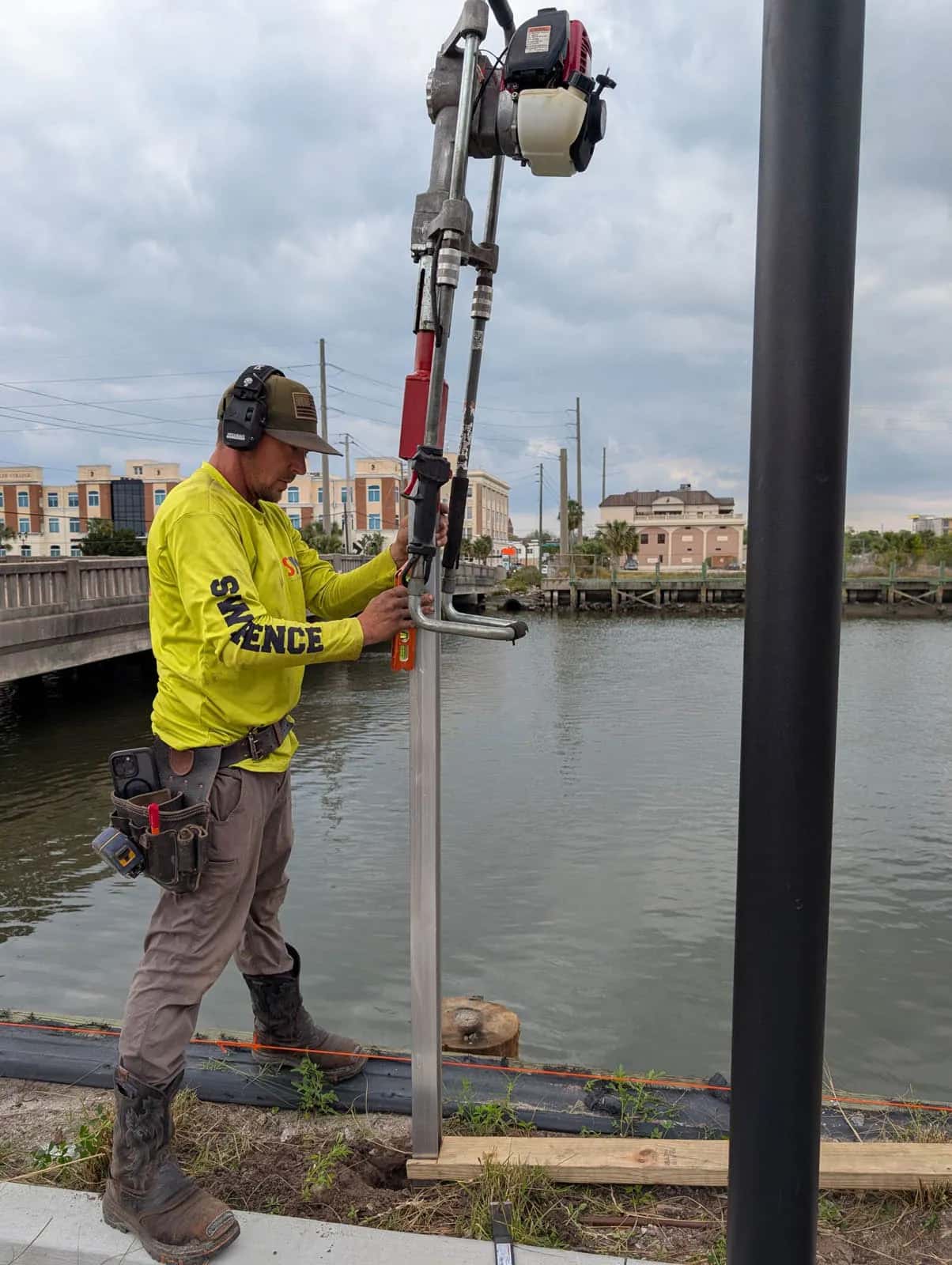 Swi Fence Florida Crew Member Installing Driving Idrive Power System Ipost Aluminum Fence System