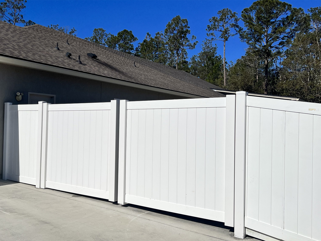 Photo of white vinyl privacy fencing