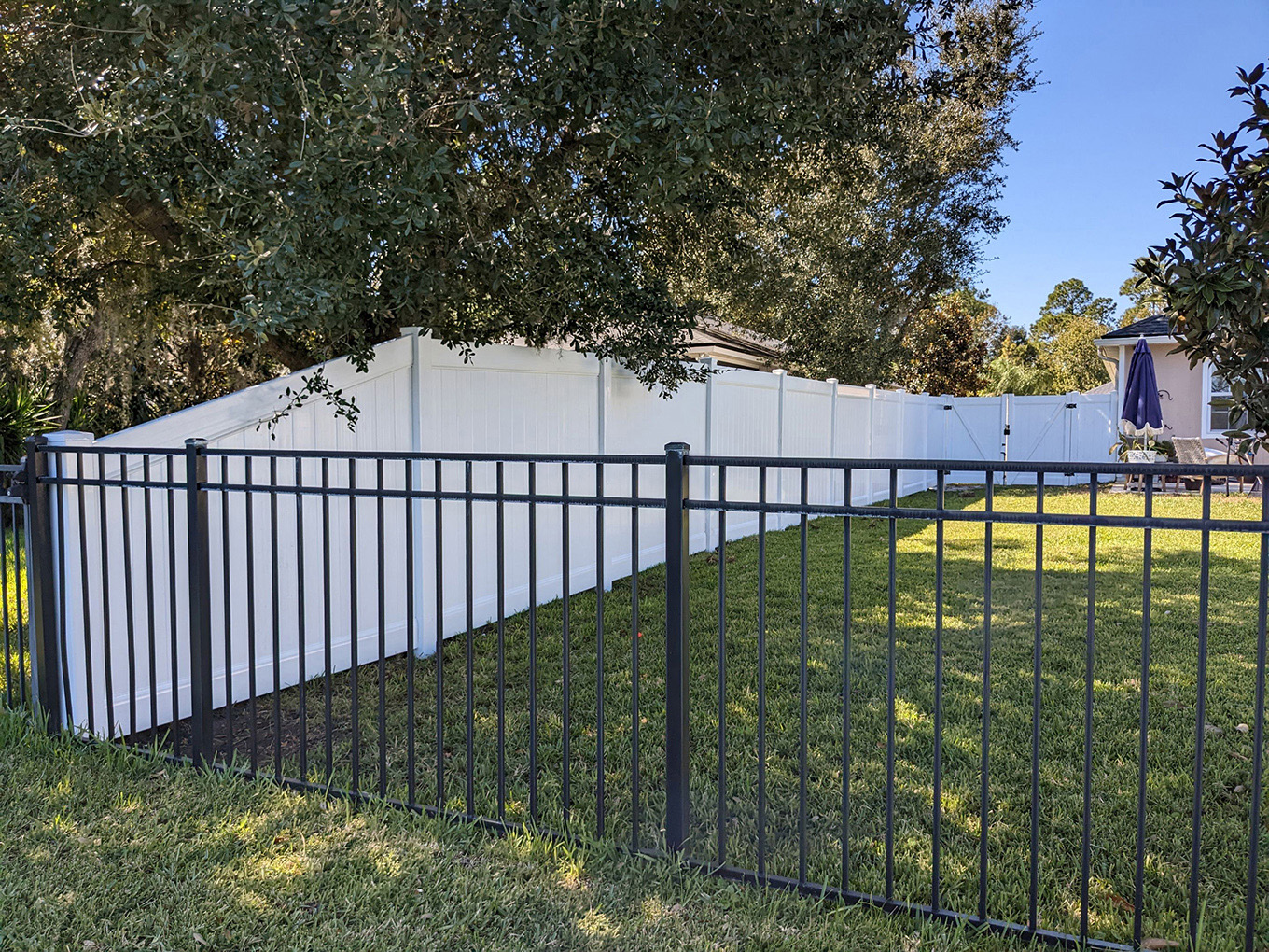 Photo of an aluminum and vinyl fence in St. Augustine, Florida